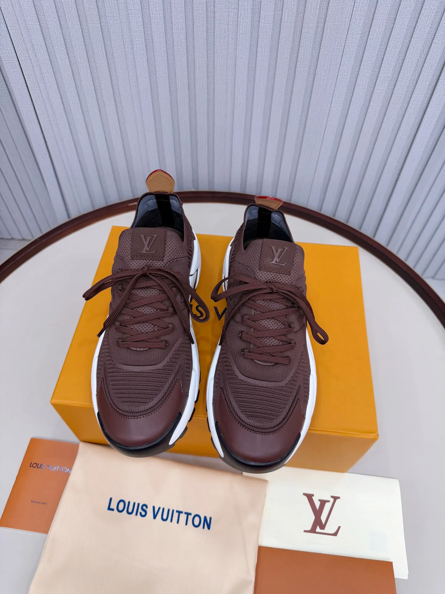 Men's men's shoes P640! Top version LV Louis Vuitton L Jialu brand Runner Tatic series thick-soled casual sports shoes running shoes original purchase development and production This LV Runner Tatic sports shoe combines fly woven fabric material to interpret the inspiration of traditional mountaineering shoes. The LV letters are written on one side, the Louis Vuitton logo, and the light and wear-resistant rubber outsole complete the whole package. The delivery counter is exquisitely packaged🛍📦 ▪️Fabrics: Original imported custom fly-knit fabric ▪️Inner lining: Original custom-made breathable mesh ▪️Sole: Original molded anti-slip rubber combination material ▪️Sole thickness: 4CM ▪️Size: Men's 39-45